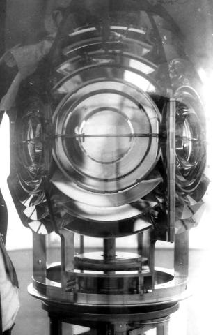 Great Captain Island CT 4th Fresnel Lens ca 1930.jpg